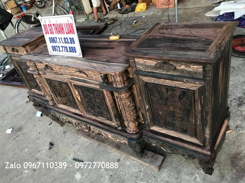 Tủ Kệ Tivi Gỗ Mun Cột Nho, 4 Cánh Đục Thủ Công,Chân Đục Hoa Hồng VÍP::