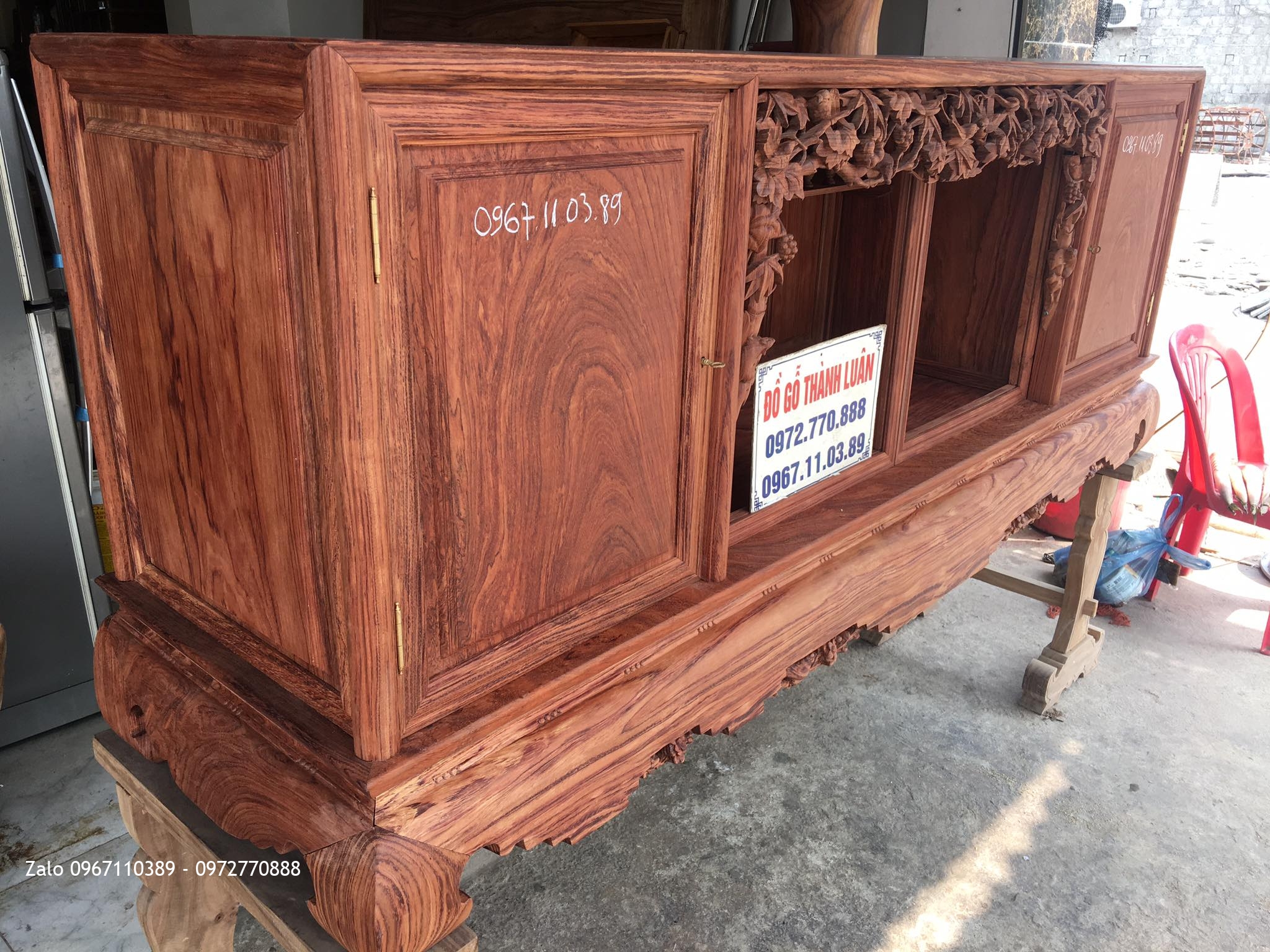 TỦ CHÈ CẨM LAI VÂN VÍP ĐẶC SẮC.