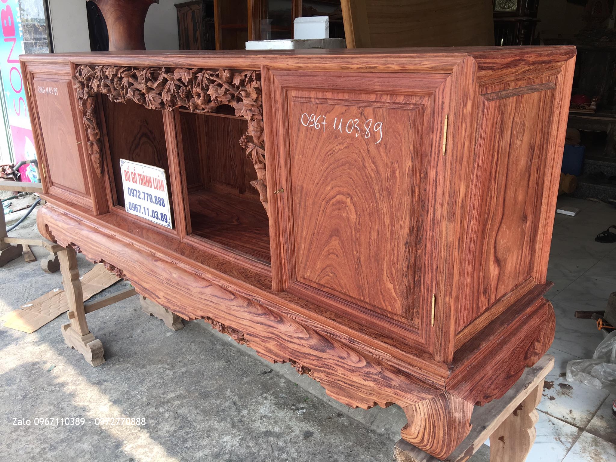 TỦ CHÈ CẨM LAI VÂN VÍP ĐẶC SẮC.