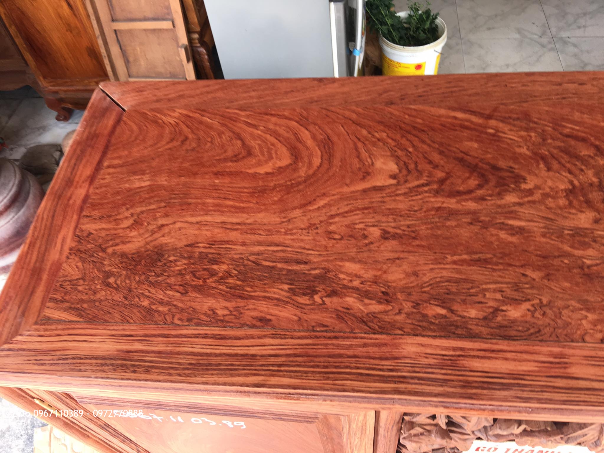 TỦ CHÈ CẨM LAI VÂN VÍP ĐẶC SẮC:.