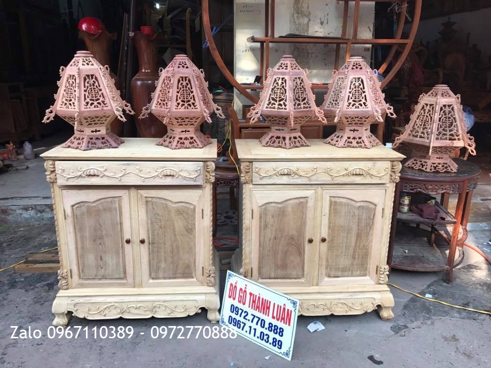 2 Chiếc Tủ Kệ Gỗ Gụ Và Đèn Treo Tường Gỗ Hương Đỏ
