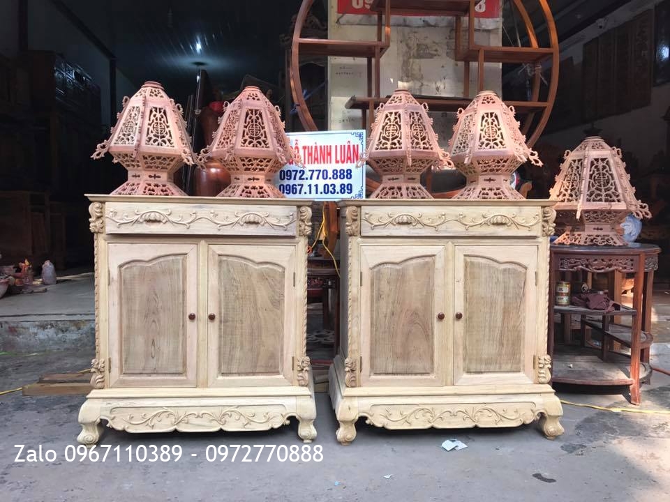 2 Chiếc Tủ Kệ Gỗ Gụ Và Đèn Treo Tường Gỗ Hương Đỏ.