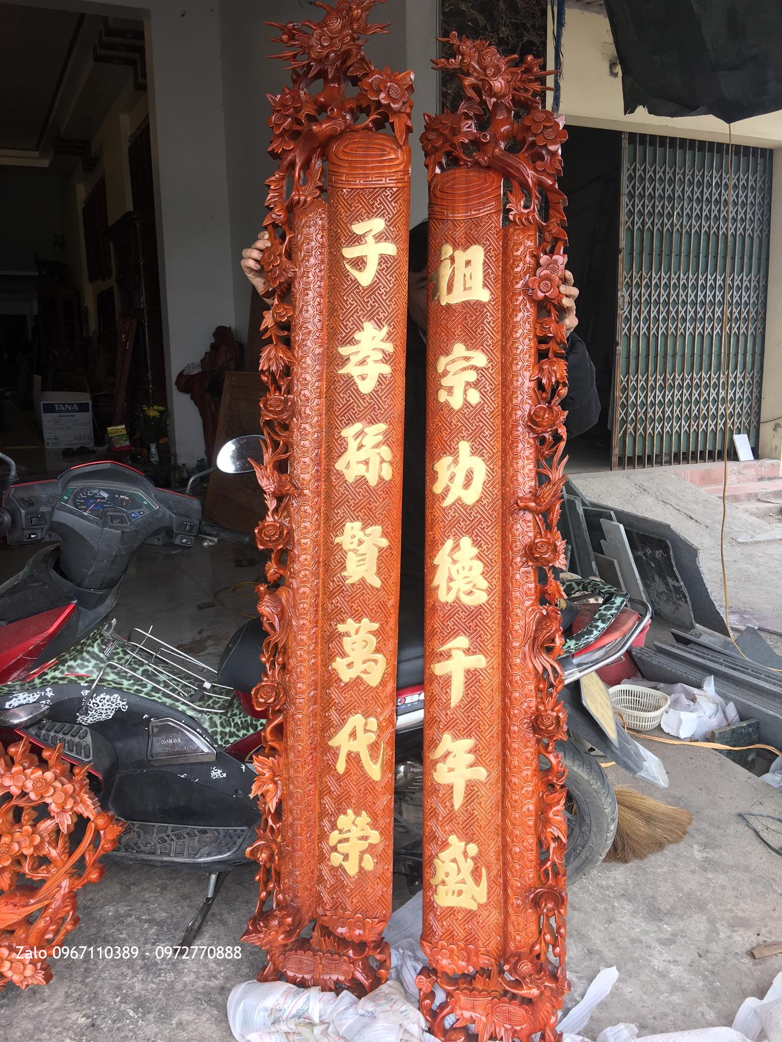 Cuốn thư câu đối gỗ gõ đỏ Chữ dát vàng 9999. A Vinh Hà Đông HN-