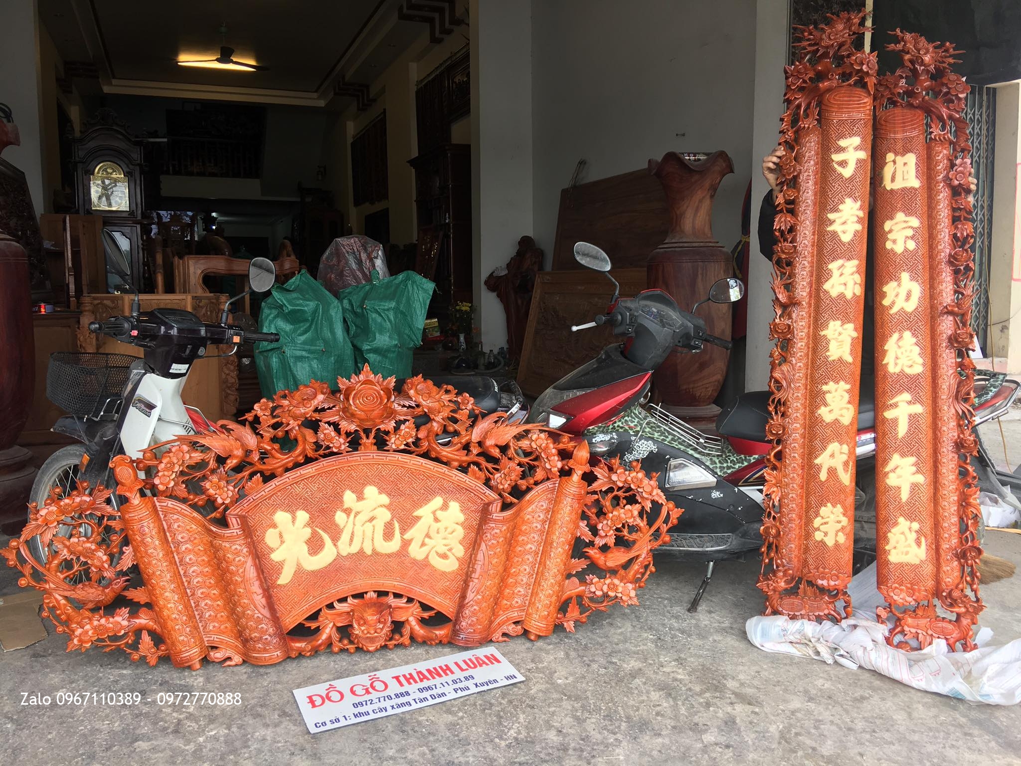 Cuốn thư câu đối gỗ gõ đỏ Chữ dát vàng 9999. A Vinh Hà Đông HN,,