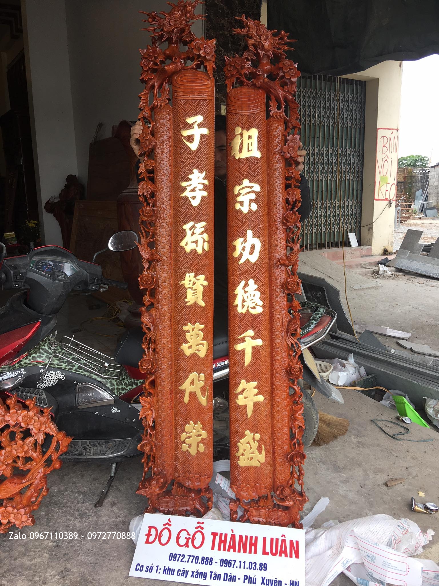 Cuốn thư câu đối gỗ gõ đỏ Chữ dát vàng 9999. A Vinh Hà Đông HN.