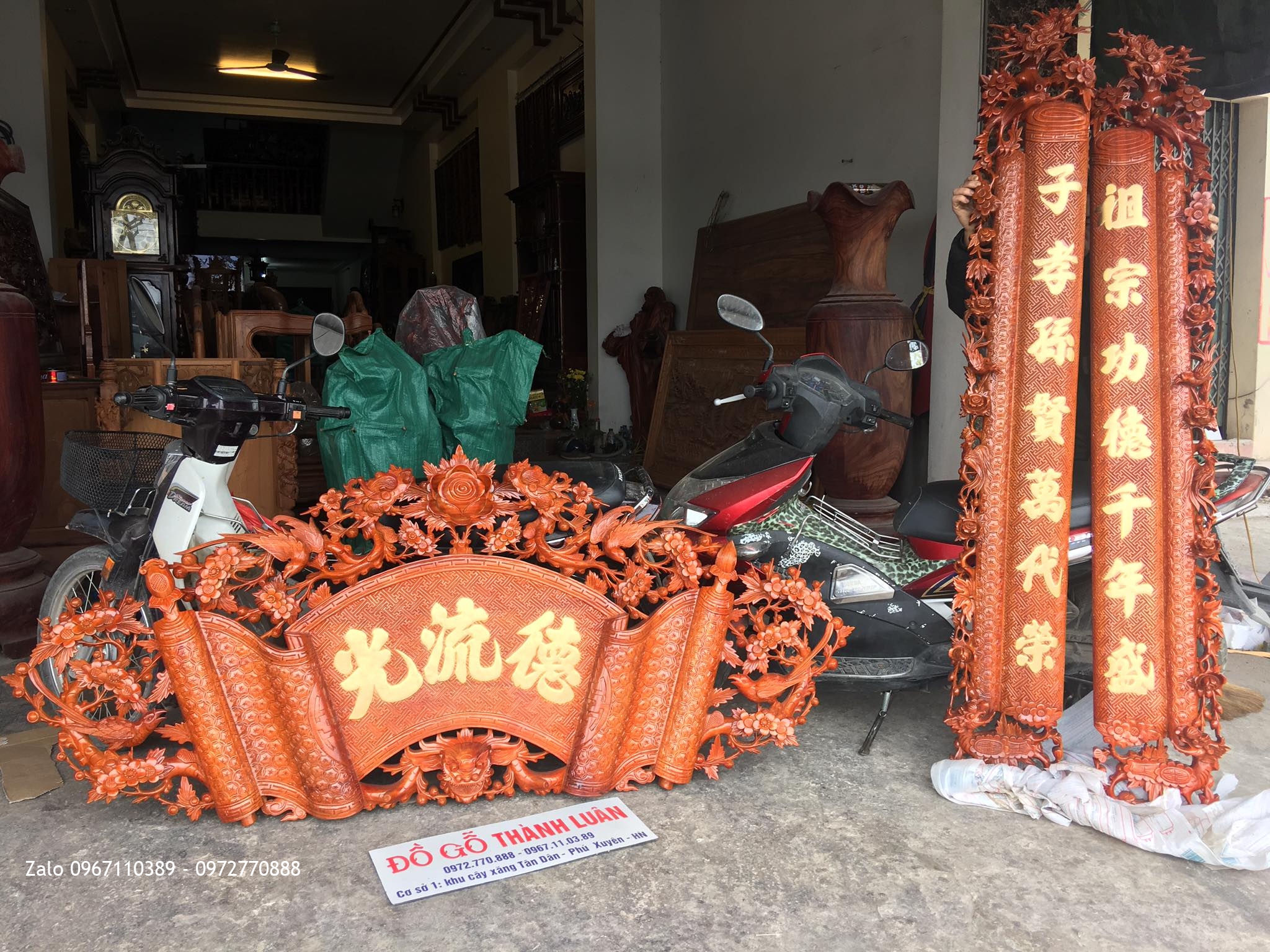 Cuốn thư câu đối gỗ gõ đỏ Chữ dát vàng 9999. A Vinh Hà Đông HN.:.