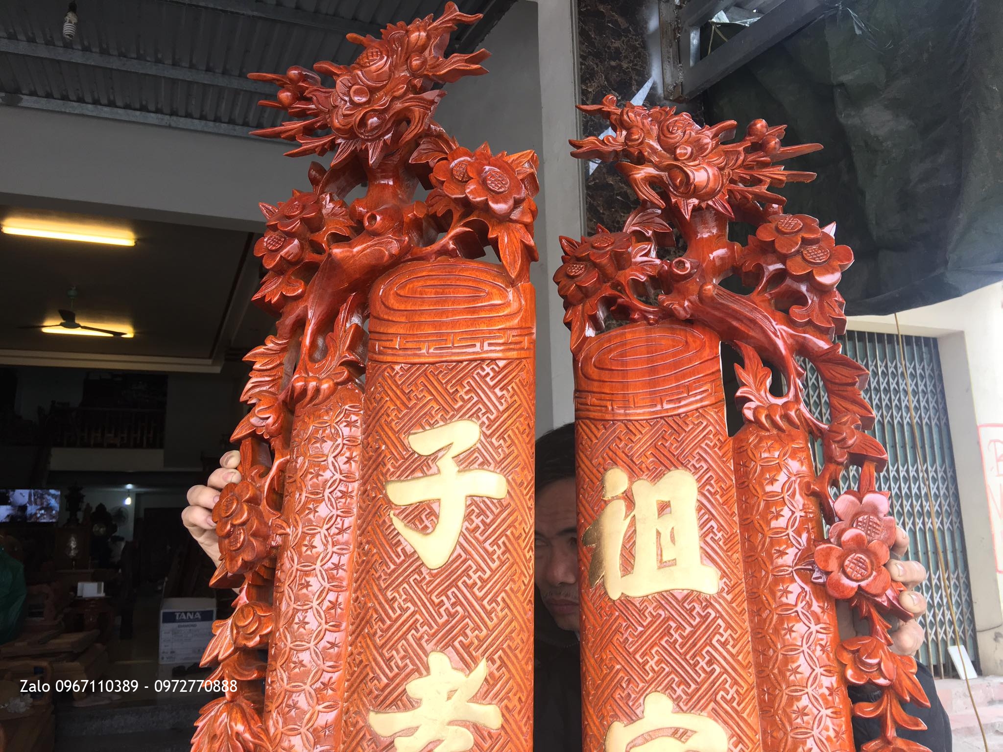 Cuốn thư câu đối gỗ gõ đỏ Chữ dát vàng 9999. A Vinh Hà Đông HN:.