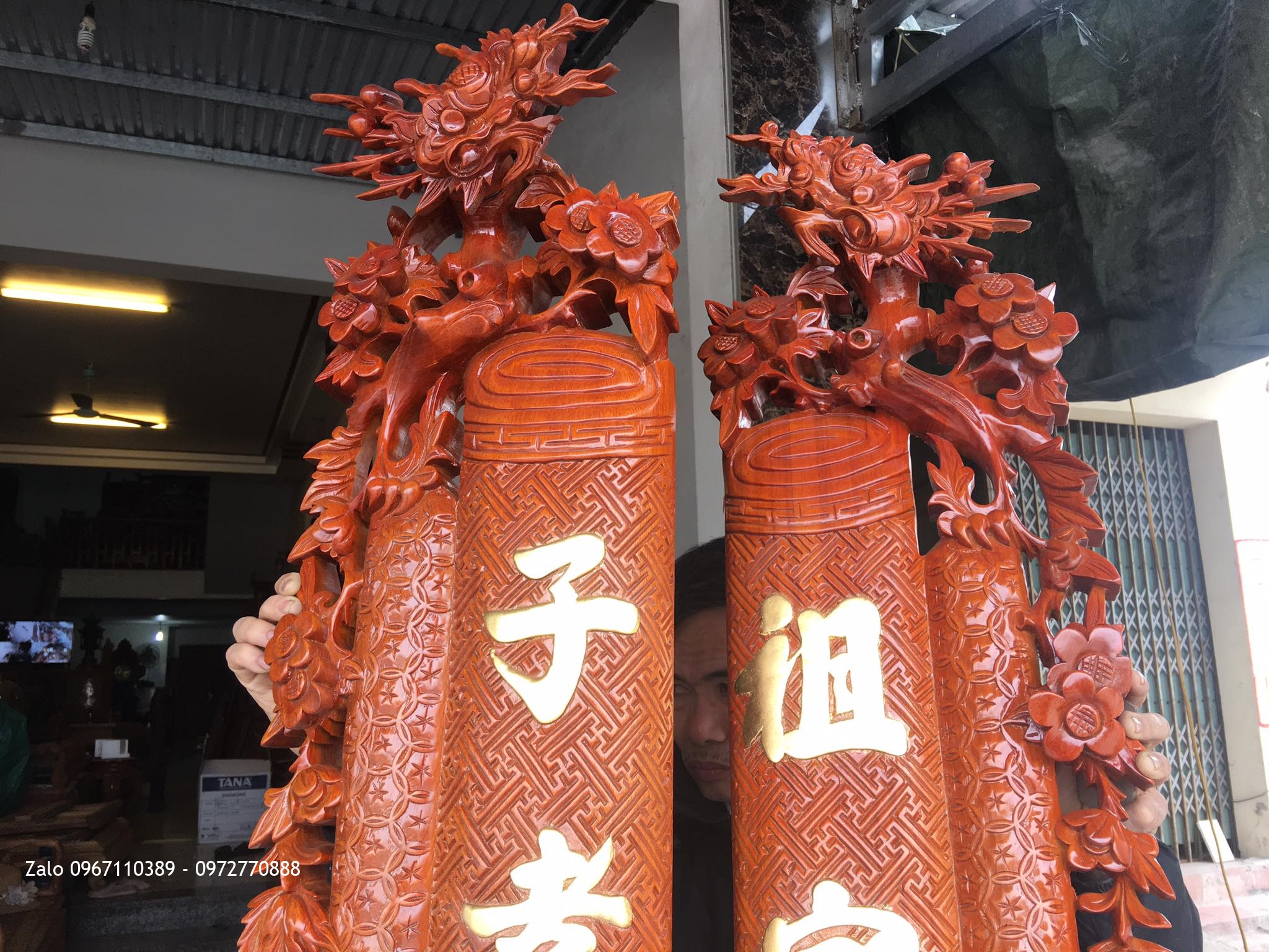 Cuốn thư câu đối gỗ gõ đỏ Chữ dát vàng 9999. A Vinh Hà Đông HN:.