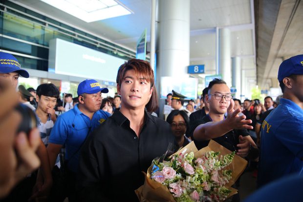 Kang Tae Oh và sao Reply 1988 xuất hiện giản dị, bị fan Việt vây kín tại sân bay - Ảnh 1.