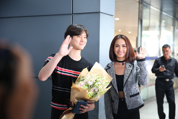 Kang Tae Oh và sao Reply 1988 xuất hiện giản dị, bị fan Việt vây kín tại sân bay - Ảnh 7.