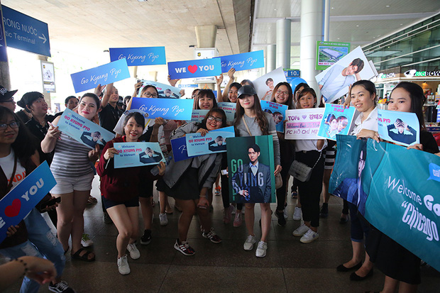 Kang Tae Oh và sao Reply 1988 xuất hiện giản dị, bị fan Việt vây kín tại sân bay - Ảnh 10.