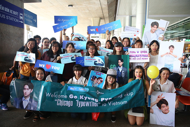 Kang Tae Oh và sao Reply 1988 xuất hiện giản dị, bị fan Việt vây kín tại sân bay - Ảnh 12.