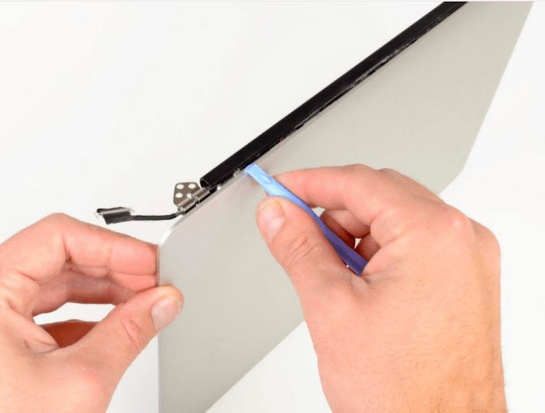 siết chặt bản lề macbook