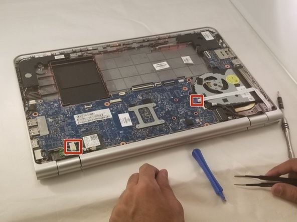 tháo hai dây cáp khỏi bo mạch chủ