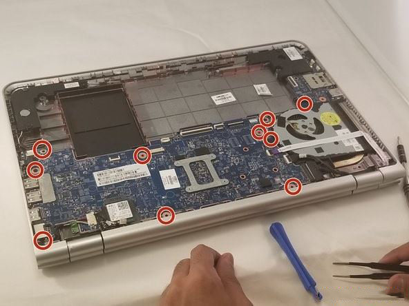 tháo vít khỏi bo mạch chủ