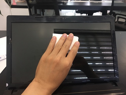 ve-sinh-man-hinh-laptop