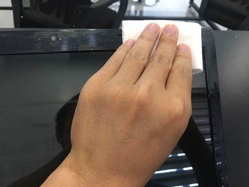 ve-sinh-man-hinh-laptop