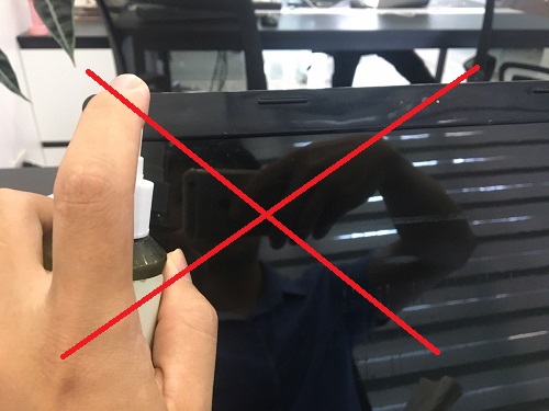 khong-nen-lam-khi-ve-sinh-man-hinh-laptop