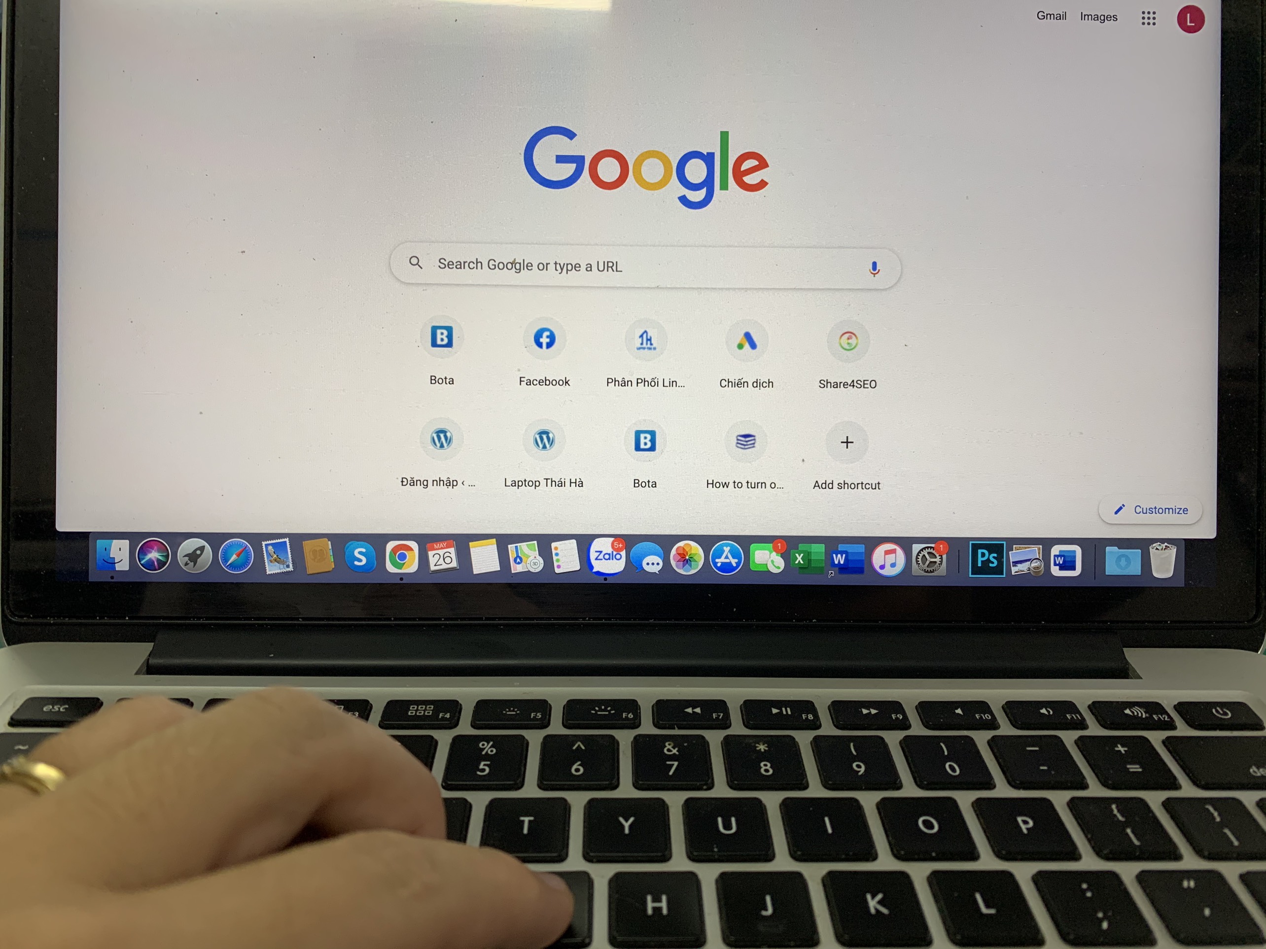 Sạc pin trong khi sử dụng máy tính xách tay có sao không? Bạn có làm chai pin không?