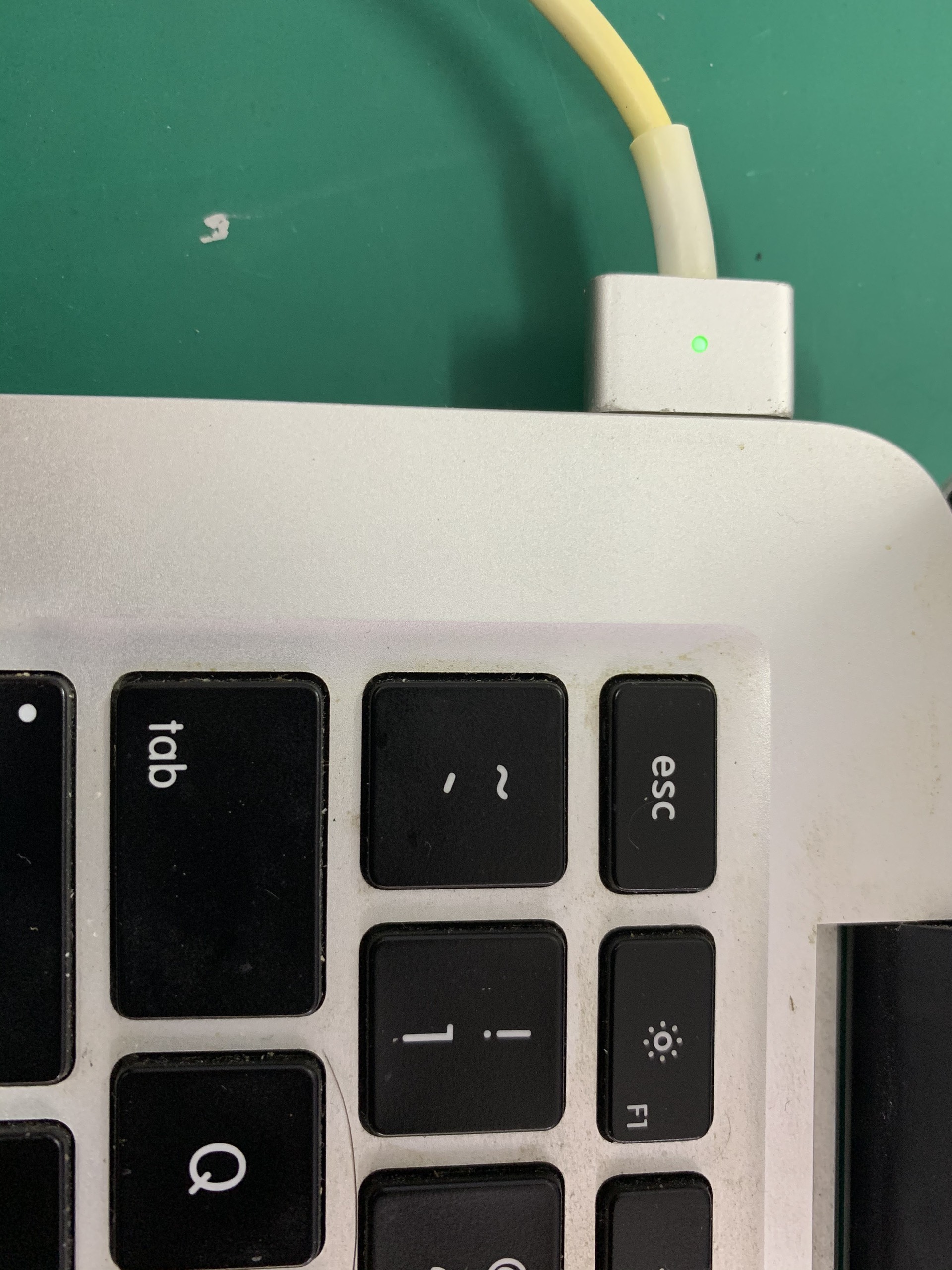 Hình 5 của Sạc pin trong khi sử dụng máy tính xách tay có được không? Bạn có làm chai pin không?