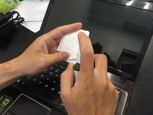 lau màn hình laptop