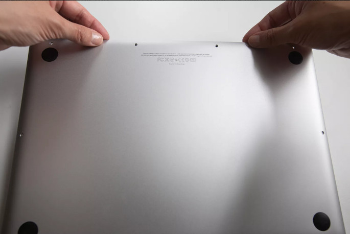 tháo mặt đáy của macbook 