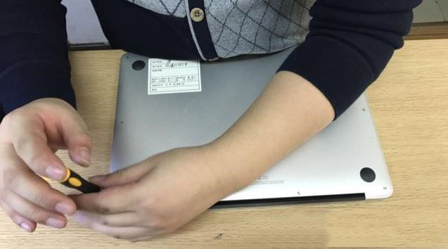 tháo vít bên ngoài