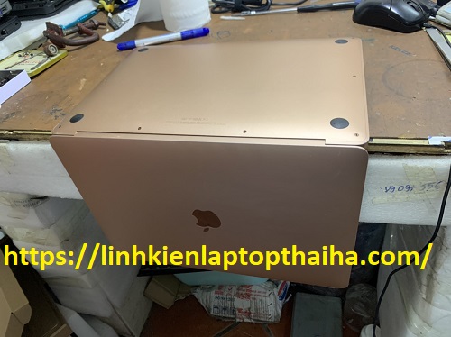 xử lý khi đánh đổ nước hay chất lỏng lên Macbook