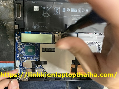 Thay pin laptop Dell XPS 9575