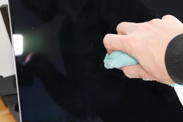 Lau màn hình Macbook bằng khăn ướt