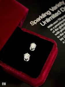 KHUYÊN TAI BẠC XI  ĐÁ MOISSANITE