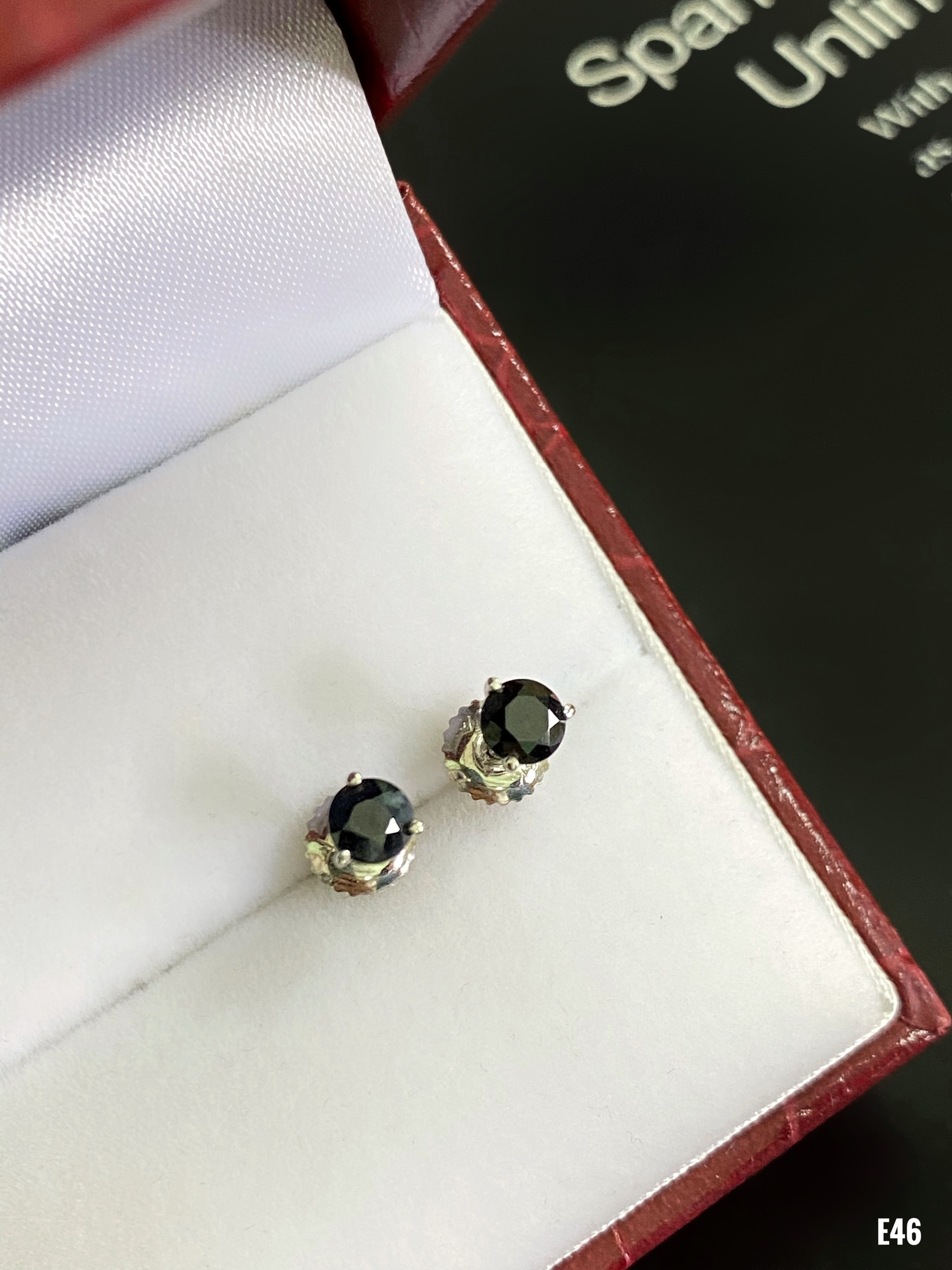 KHUYÊN TAI BẠC XI ĐÁ SAPPHIRE TỰ NHIÊN