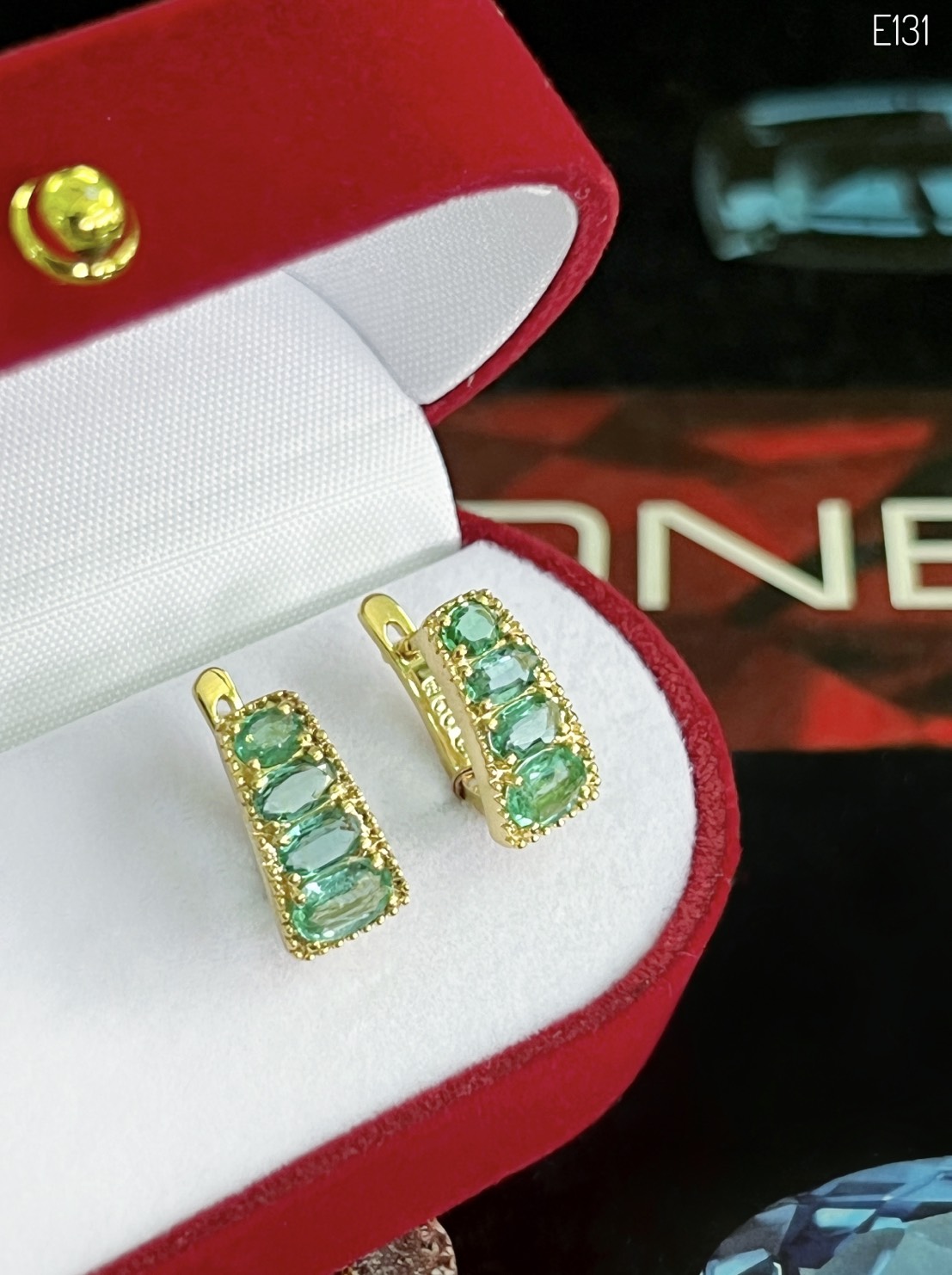 KHUYÊN TAI BẠC XI ĐÁ EMERALD - NGỌC LỤC BẢO TỰ NHIÊN