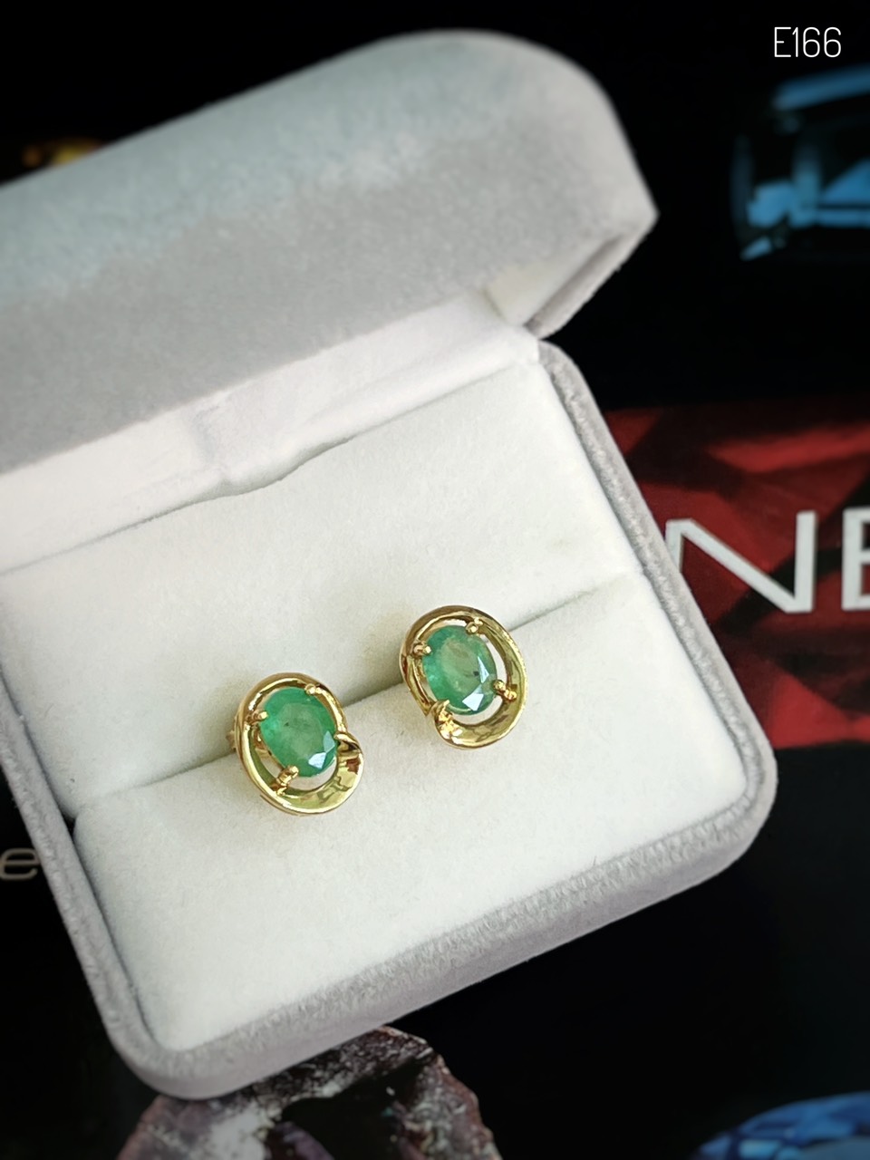 KHUYÊN TAI BẠC XI ĐÁ EMERALD - NGỌC LỤC BẢO TỰ NHIÊN