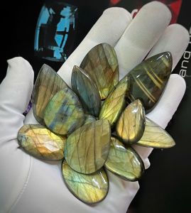 ĐÁ LABRADORITE TỰ NHIÊN
