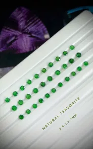 ĐÁ TSAVORITE TỰ NHIÊN