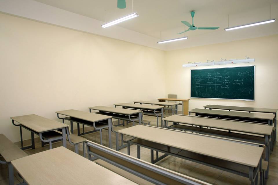 Bàn ghe sinh vien XuanHoa-quantrikinhdoanhHN