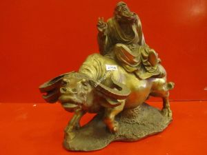 TƯỢNG TRUNG QUỲ CƯỠI TRÂU