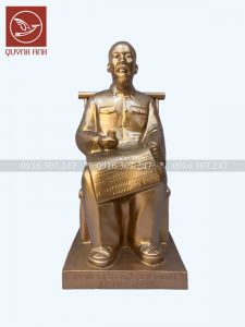 Tượng Bác Hồ Ngồi Ghế Tre