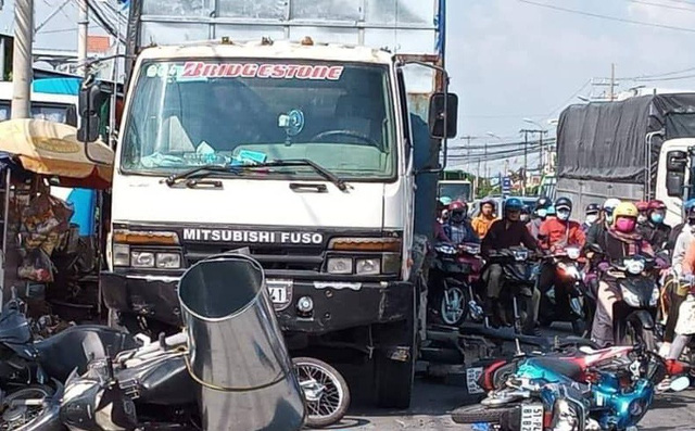 Mới mua xe 1 ngày, tài xế lạc tay lái cuốn 7 xe máy dừng chờ đèn đỏ ở Long An