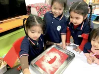 Tạo bóng con vật từ bột mì lớp mẫu giáo bé 3A - Năm học 2023-2024