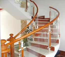 Cầu thang kính cường lực