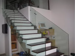 Cầu thang kính cường lực