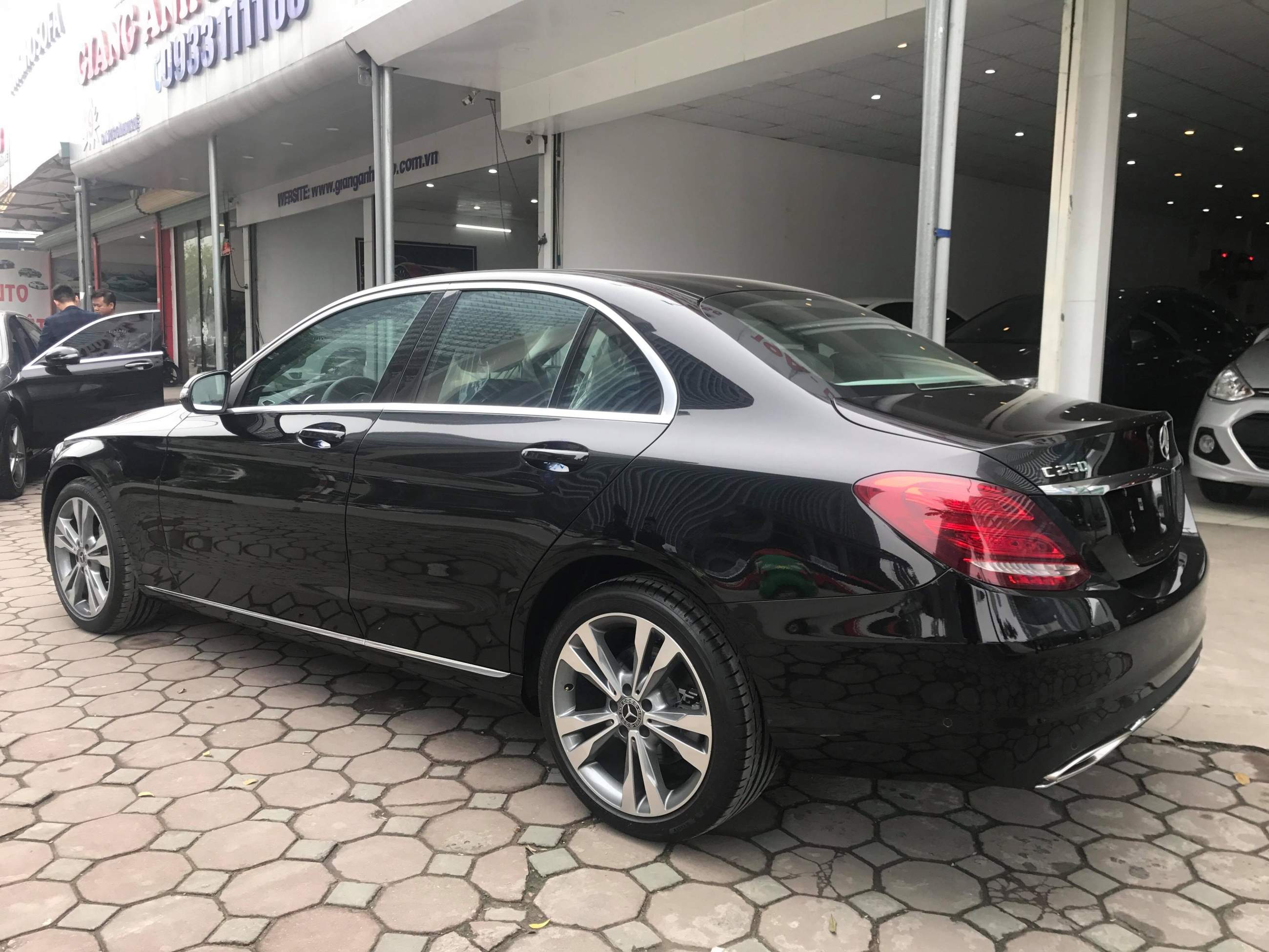 Mercedes Benz C250 2.0AT 2017-4