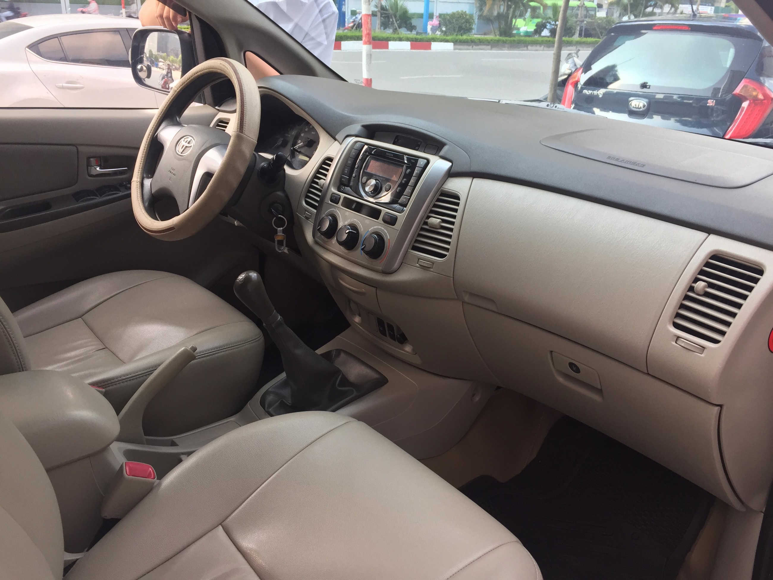 Toyota Innova 2.0E 2014 - 8