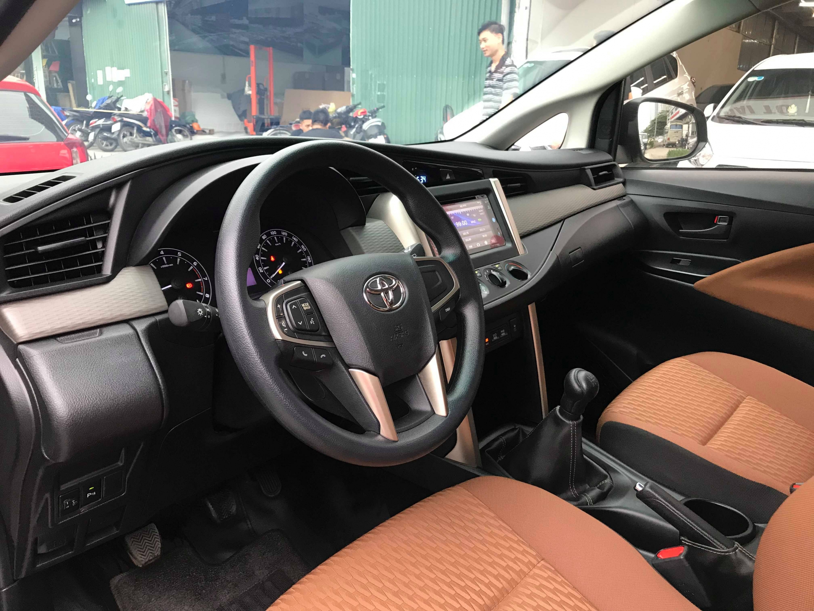 Toyota Innova 2.0E 2018 - 7