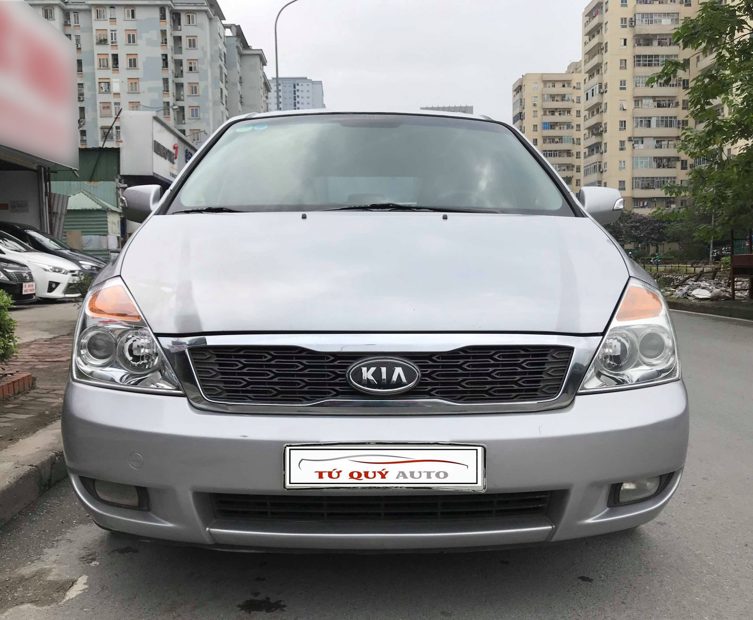 Xe Kia Carnival 2.7 MT 2010 - Bạc