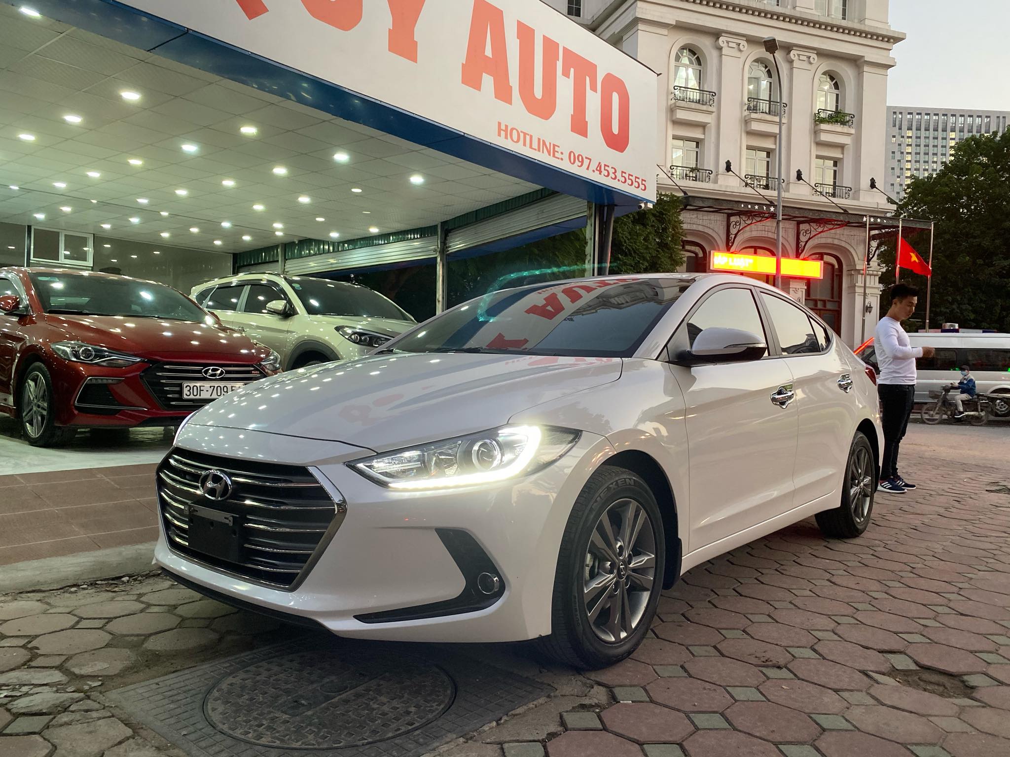 Hyundai Elantra 1.6AT 2016 - 3