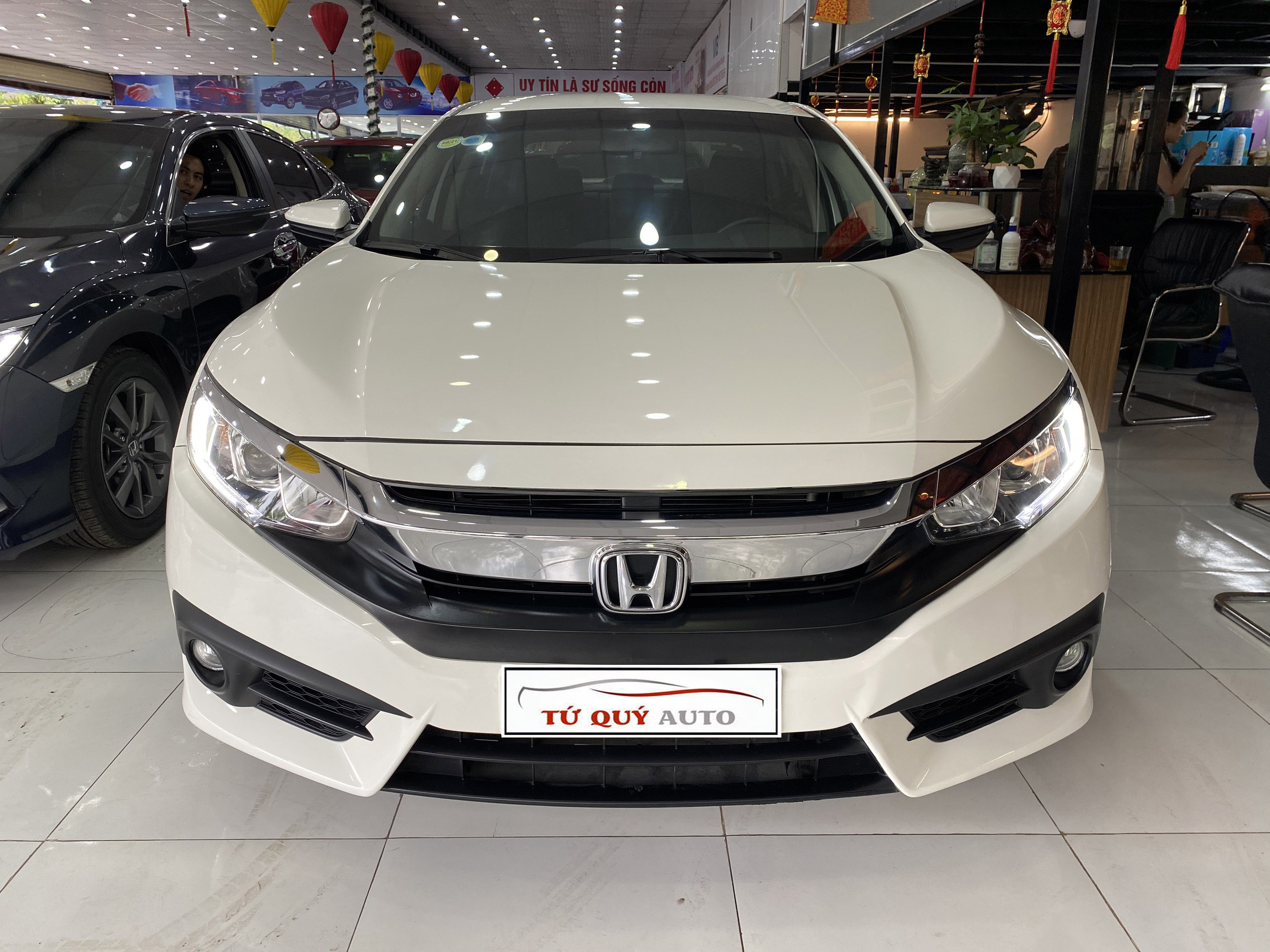 Xe Honda Civic 1.8E 2018 - Trắng