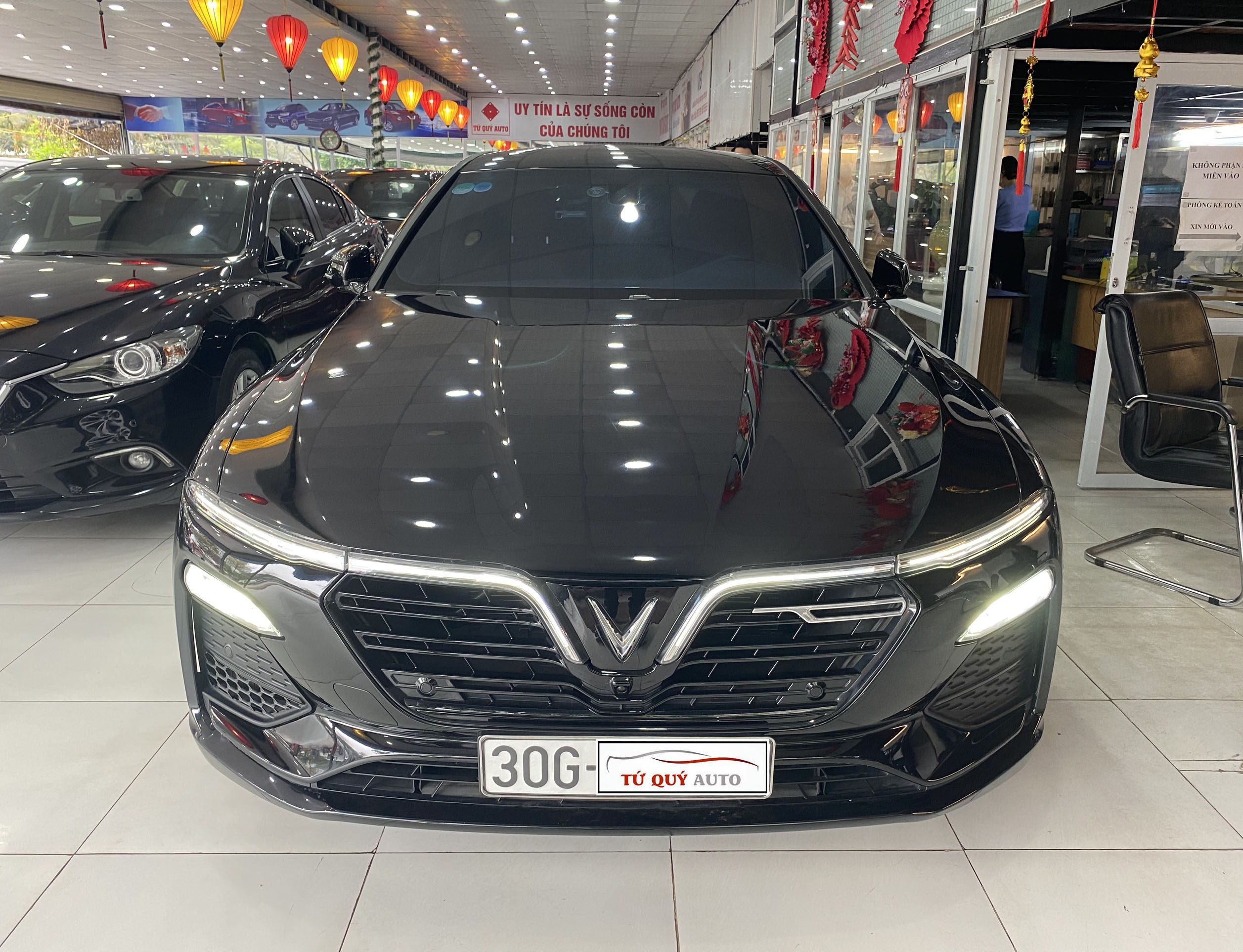 Xe VinFast Lux A 2.0 Turbo 2019 - Đen